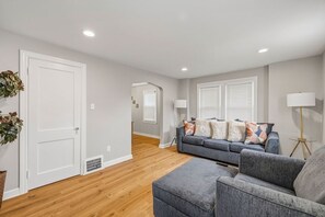 Living area - The Aveline - Cozy 4-bedroom house 5 minutes to Niagara Falls (Niagara Falls)