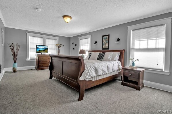 Room - Cozy 4-bedroom house with AC near Niagara Falls attractions (Niagara Falls)