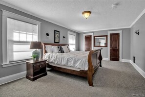 Room - Cozy 4-bedroom house with AC near Niagara Falls attractions (Niagara Falls)