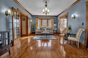 Living area - Cozy 4-bedroom house with AC near Niagara Falls attractions (Niagara Falls)