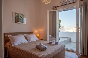 3 bedrooms, desk, iron/ironing board, travel cot - Naousa Central House, Paros (Paros)