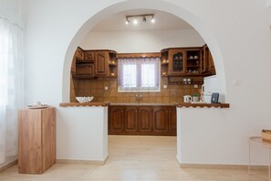 Fridge, oven, stovetop, coffee/tea maker - Naousa Central House, Paros (Paros)