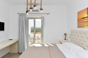 1 bedroom, desk, iron/ironing board, travel cot - Happy sea view House for 2, with Jacuzzi pool! (Livadia)