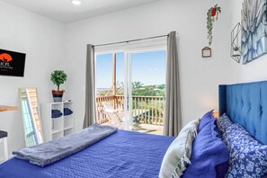 1 bedroom, WiFi, bed sheets - Private Deck & Hill Country Lake Views (Canyon Lake)