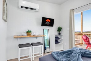 1 bedroom, WiFi, bed sheets - Hill Country Retreat w/ Canyon Lake Views (Canyon Lake)