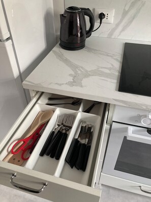 Kühlschrank, Mikrowelle, Ofen, Wasserkocher mit Kaffee-/Teezubehör