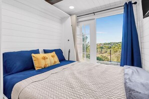 1 bedroom, WiFi, bed sheets - Canyon Lake Container Retreat w/ Views (Canyon Lake)