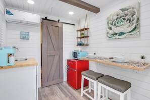 Fridge, microwave, coffee/tea maker, cookware/dishes/utensils - Canyon Lake Container Retreat w/ Views (Canyon Lake)