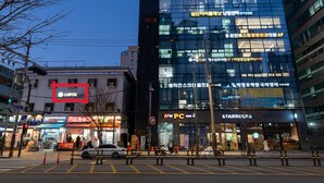 A modern building with a Starbucks and a PC cafe on the ground floor. - STAYV Jang-an (Seoul)