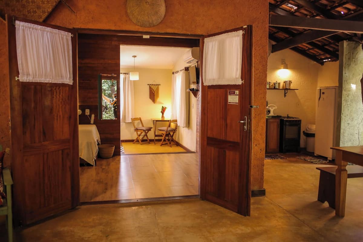 Chalé família, sacada, vista para o jardim | Área de estar