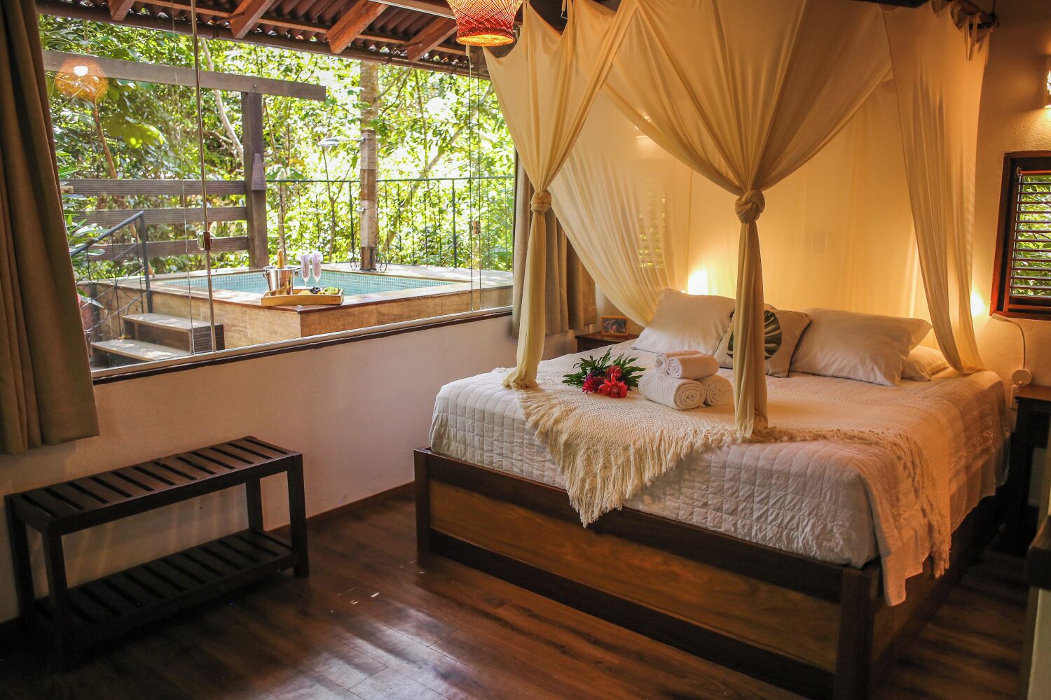 Chalé luxo, sacada, vista para o jardim | Comodidades do quarto