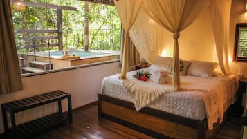 Chalé luxo, sacada, vista para o jardim | Comodidades do quarto
