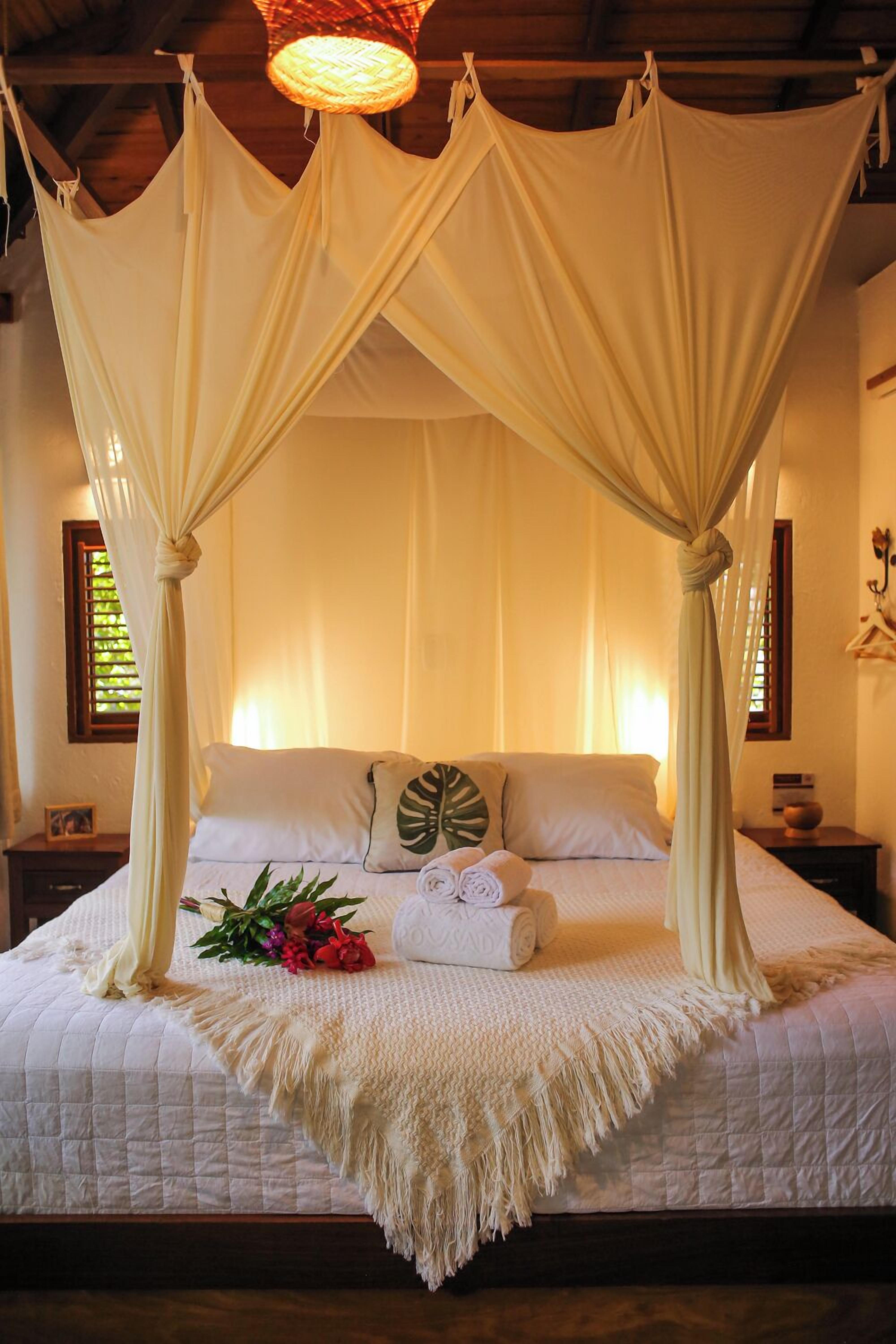 Chalé luxo, sacada, vista para o jardim | Comodidades do quarto