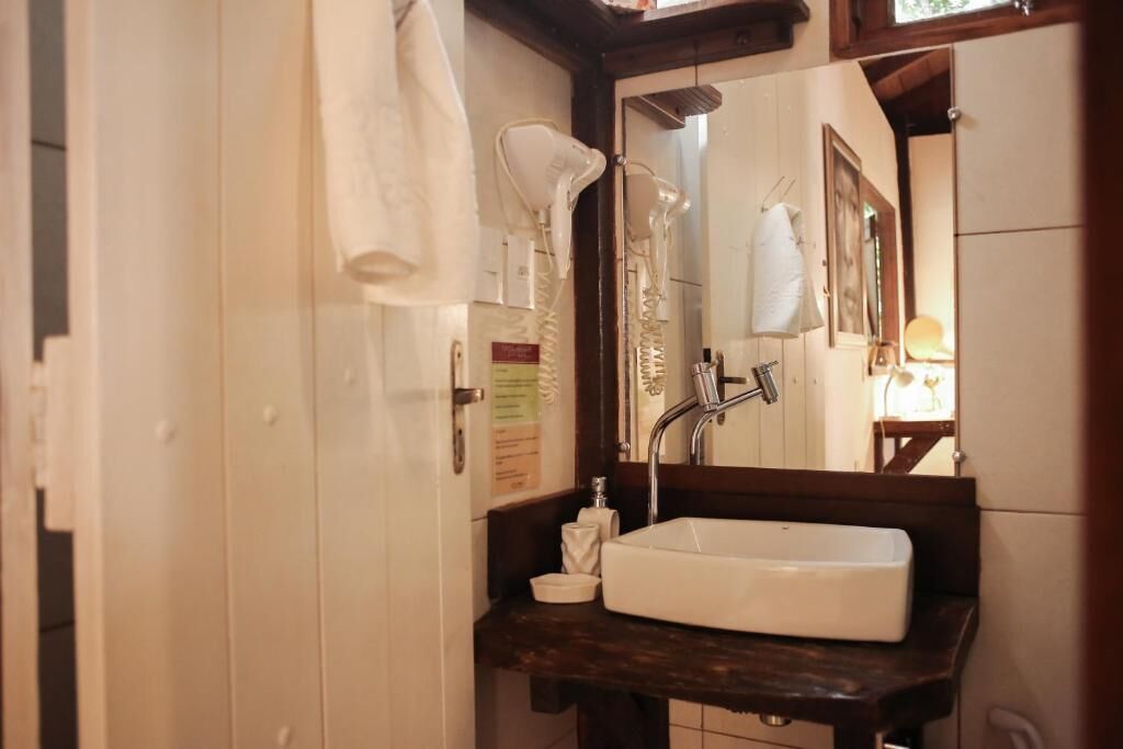 クラシック シャレー 1 ベッドルーム バルコニー コートヤードビュー | バスルーム