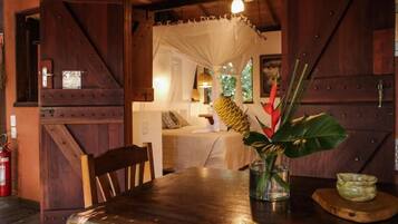 Alpehytte – classic, 1 soverom, balkong, bakgårdsutsikt | Spiseområde