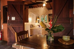 Nhà gỗ phong cách cổ điển, 1 phòng ngủ, ban công, quang cảnh sân vườn | Khu ăn uống