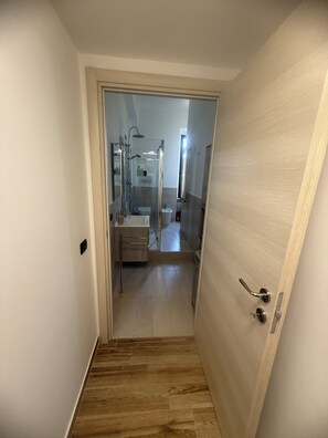 Shower, hair dryer, bidet, towels - Nice newly renovated apartment with all amenities near the metro. (Milano)