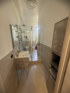 Shower, hair dryer, bidet, towels - Nice newly renovated apartment with all amenities near the metro. (Milano)