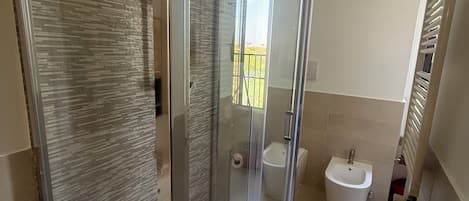 Dusche, Haartrockner, Bidet, Handtücher