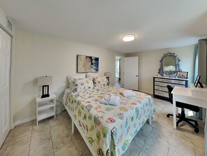 3 bedrooms, Internet, bed sheets - Starfish House | Pet-Friendly + Extended Stays (Ormond Beach)