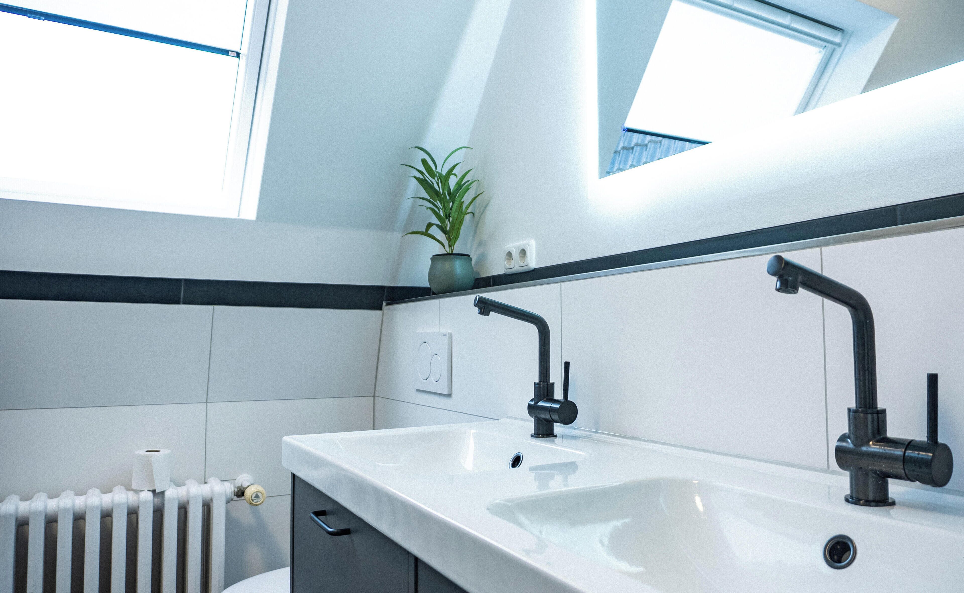 Een douche, een haardroger, handdoeken, zeep
