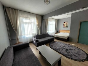 Suíte luxo, vista para a cidade | Área de estar