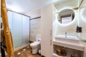 Ein modernes Badezimmer mit Toilette, Dusche und Waschbecken.