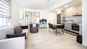 Eine moderne Küche mit Essbereich, einer Couch und einem kleinen runden Tisch.