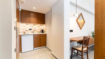 Fridge, stovetop, coffee/tea maker, toaster