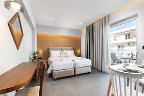 Una habitación de hotel moderna con cama, escritorio, silla y balcón con vistas.