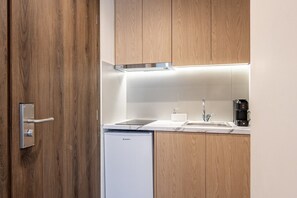 Réfrigérateur, plaque de cuisson, cafetière/bouilloire, grille-pain