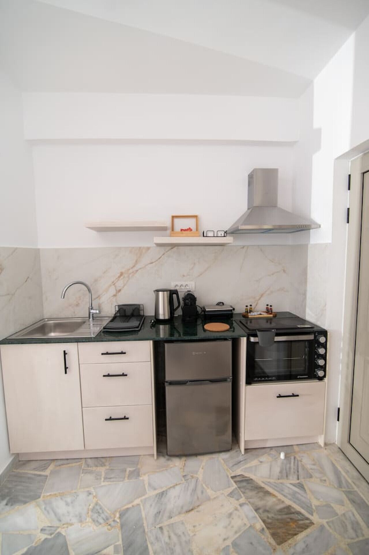 Fridge, oven, stovetop, coffee/tea maker