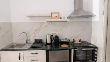 Fridge, oven, stovetop, coffee/tea maker