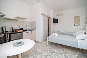 1 bedroom, iron/ironing board, WiFi, bed sheets - Thines Studios : Studio B (Kampos)