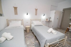1 bedroom, iron/ironing board, WiFi, bed sheets - Thines Studios : Studio B (Kampos)