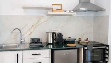 Oven, stovetop, coffee/tea maker, cookware/dishes/utensils