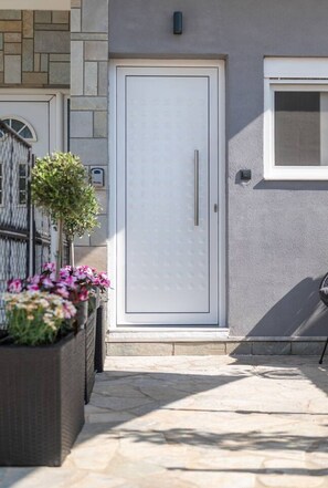Exterior detail - Magical Brand New Suite (Zipari)