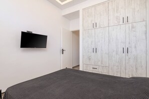 1 bedroom, iron/ironing board, WiFi, bed sheets - Magical Brand New Suite (Zipari)