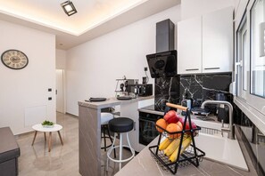 冷蔵庫、電子レンジ、オーブン、コンロ