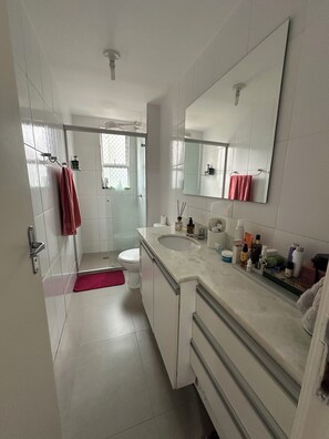 Séchoir à cheveux, serviettes fournies, papier de toilette