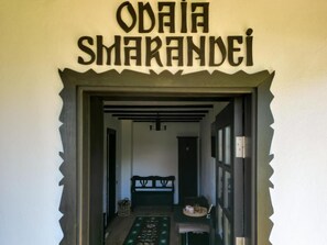 Double Room, Garden View | Interior - CURTEA TARANEASCA (Măldărești de Jos)