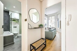 Shower, towels, shampoo - The Notting Hill Blue Palace (Greater London)