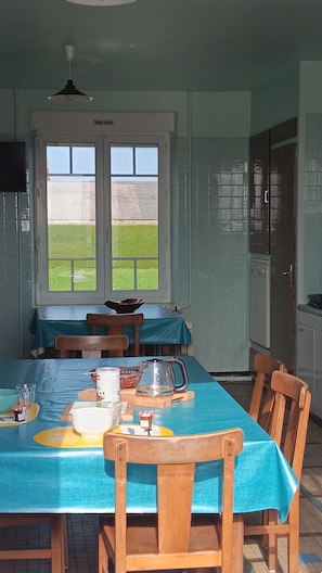 Dining - Welcome to Chez Denis (Réville)