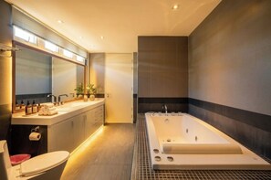Hair dryer, towels, soap, shampoo - Luxury 5BR Villa Jomtien - Pool, Sports & Karaoke Close to the beach of pattaya (เมืองพัทยา)