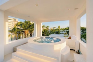 Terrace/patio - Luxury 5BR Villa Jomtien - Pool, Sports & Karaoke Close to the beach of pattaya (เมืองพัทยา)