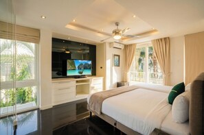 5 bedrooms, free WiFi, bed sheets - Luxury 5BR Villa Jomtien - Pool, Sports & Karaoke Close to the beach of pattaya (เมืองพัทยา)