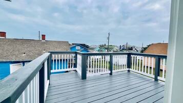 Casa, varias camas, patio, vista al jardín (Coastal Cove) | Vista desde la habitación