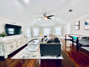 Rumah, Beberapa Tempat Tidur, patio, pemandangan kebun (Coastal Cove) | Area keluarga