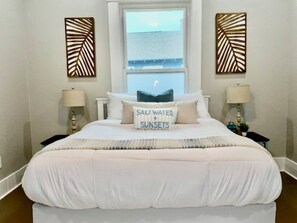 Casa, várias camas, varanda, vista para o jardim (Coastal Cove) | 4 quartos, individualmente decorados, individualmente mobiliados