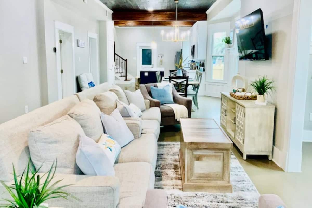 Hus - flere senge - terrasse - udsigt til have (Coastal Cove) | Opholdsområde